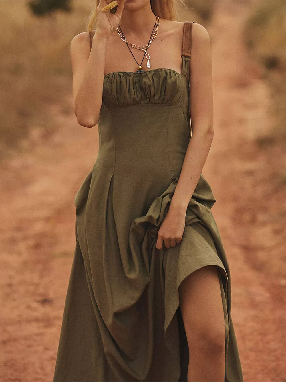 Vestido midi línea A con escote cuadrado y cuerpo fruncido
