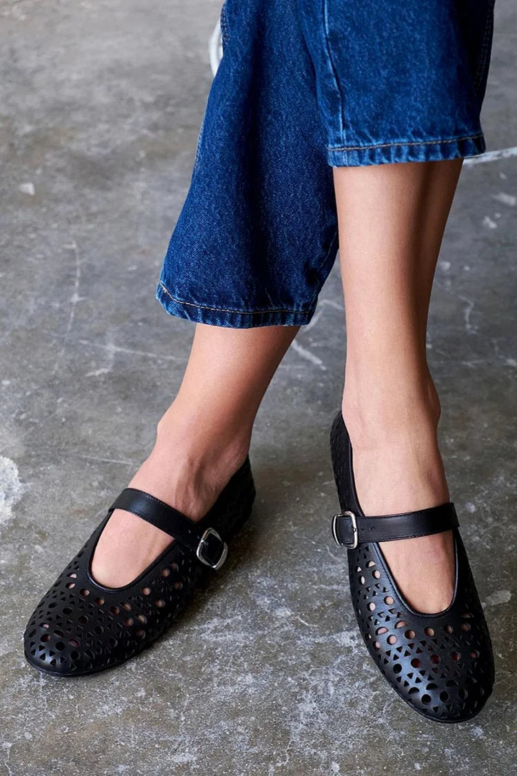 Flache Schuhe mit runder Zehenkappe, Cut-Out und Schnallenriemen