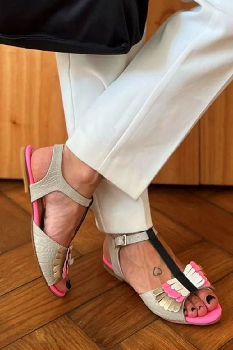 Sandalen mit Fransen-Patchwork, T-Riemen und Schnallen