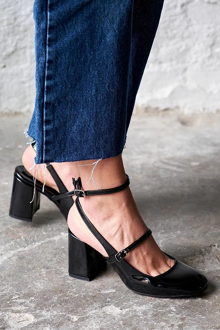 Lackleder Pumps mit Riemchen, Schnalle und klobigem Absatz