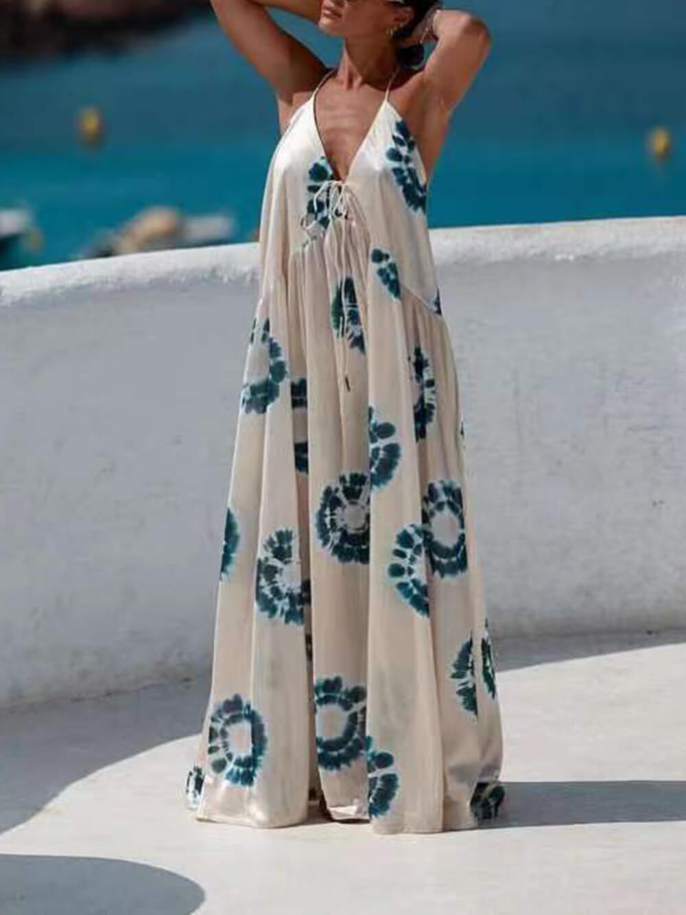 Lässiges bedrucktes Neckholder-Maxikleid mit Bindegürtel