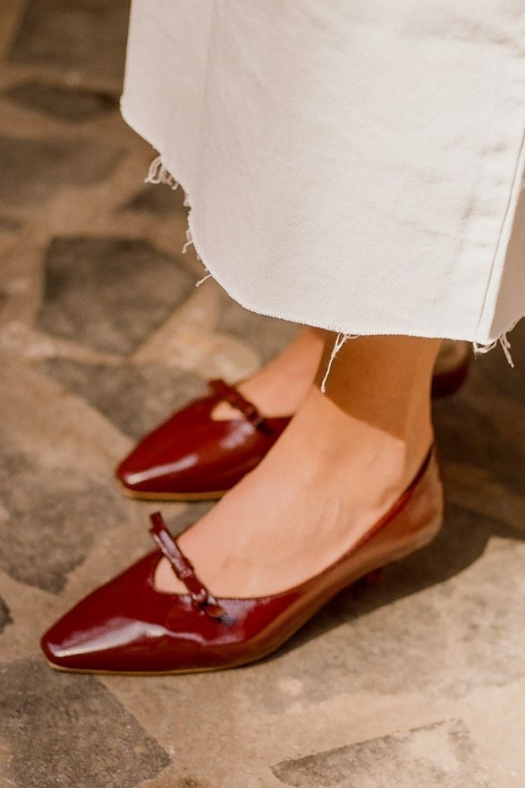 Ballerine in vernice con punta affusolata e tacco gattino