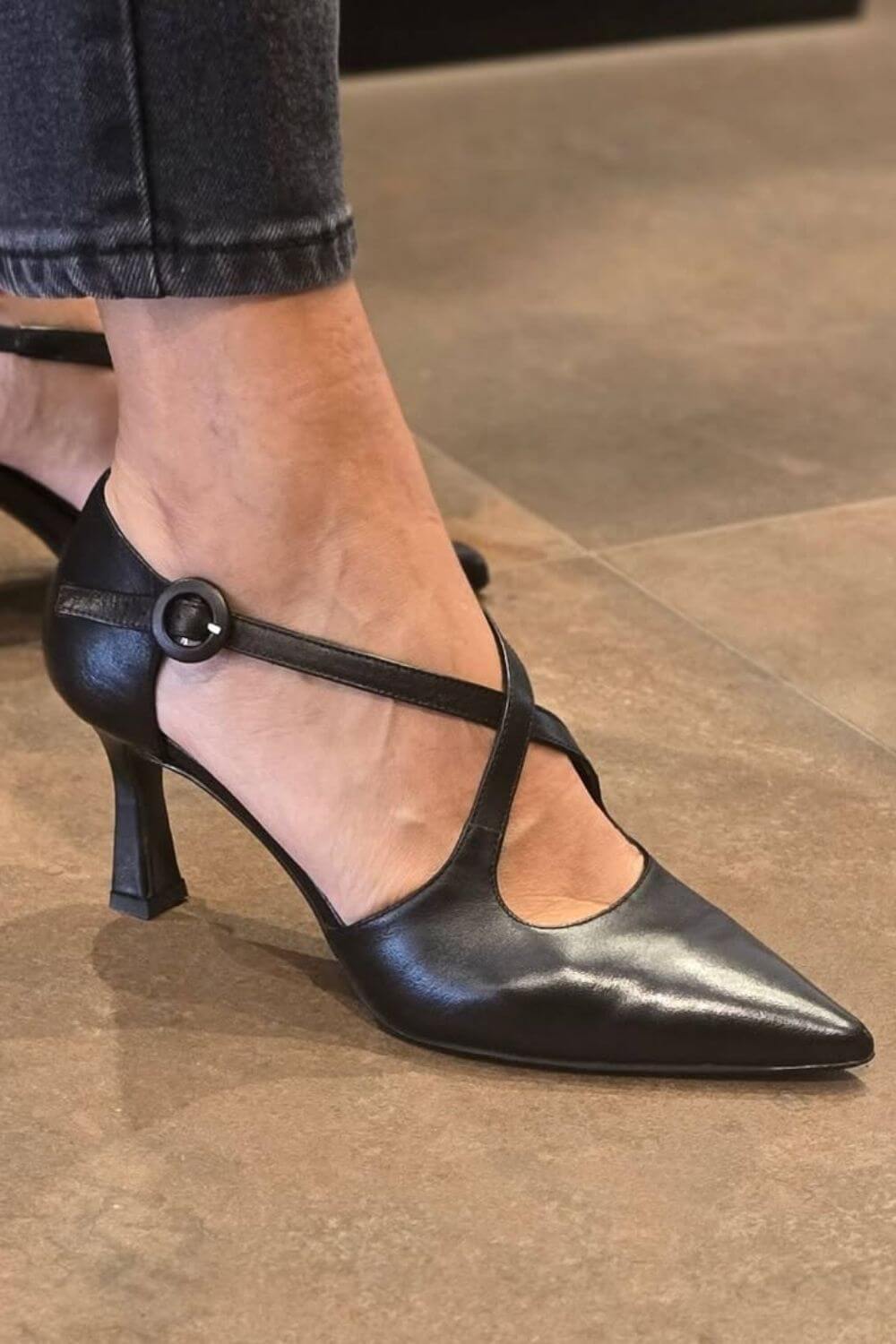 Zapatos de tacón medio con punta y correas cruzadas de cuero