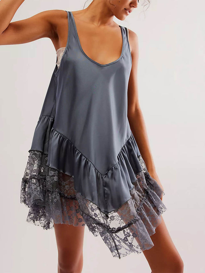 Ärmelloses Minikleid mit Spitzenbesatz und Volantsaum