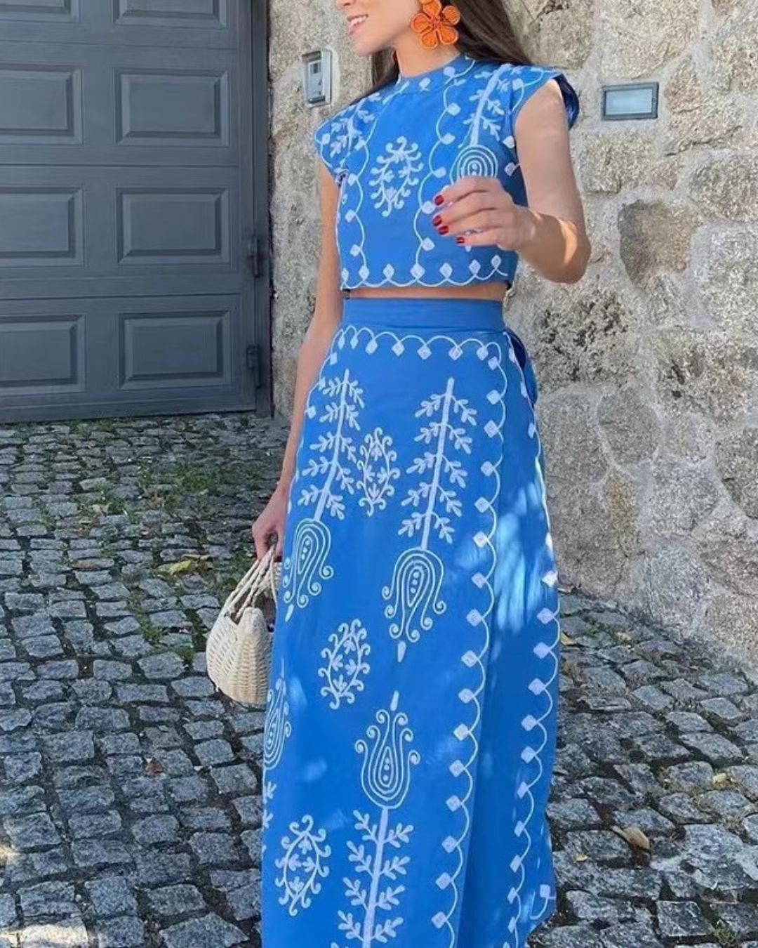 Set bestehend aus besticktem Crop Top mit hohem Ausschnitt und Maxirock mit Bindebund