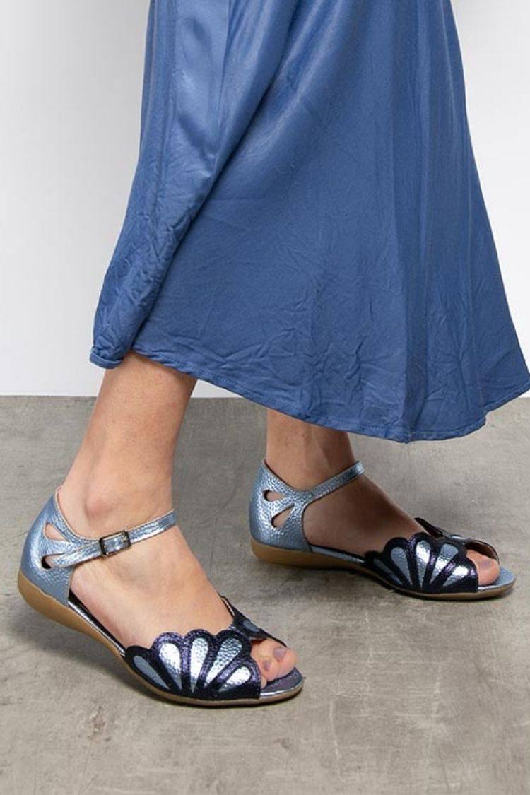 Sandalen met metallic geschulpte uitsparingen en enkelband