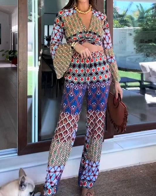 Conjunto de dos piezas con top corto de escote en V, mangas campana, estampado geométrico y pantalones con cordón  