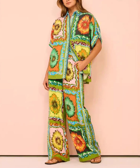 Zweiteiliges Set: Kurzärmeliges Hemd mit Blumenmuster und weite Hose