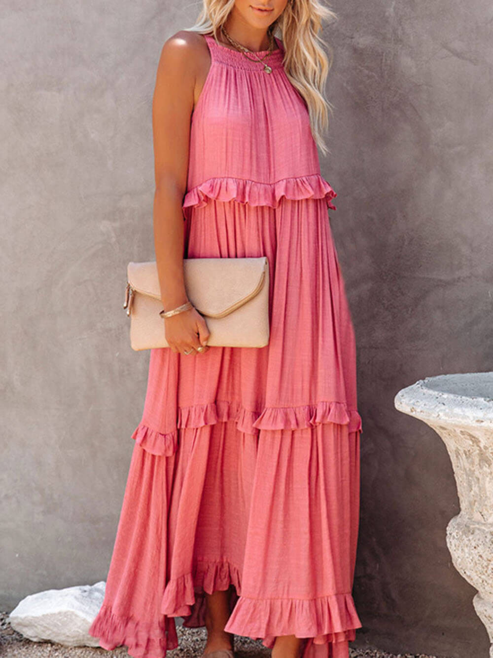 Vestido largo sin mangas con cuello alto fruncido y volantes en capas