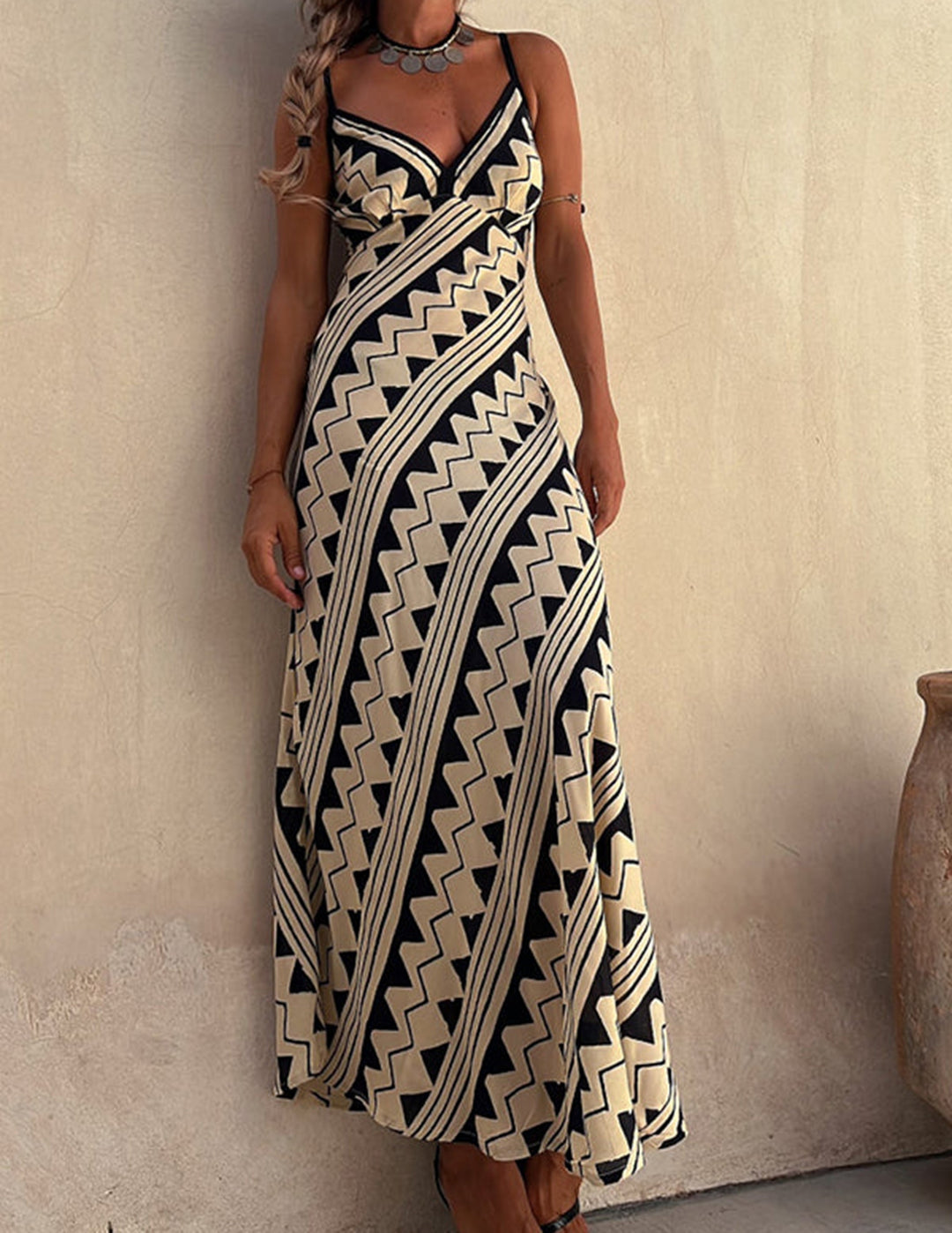Vestido maxi sin mangas de satén con escote en V y estampado étnico