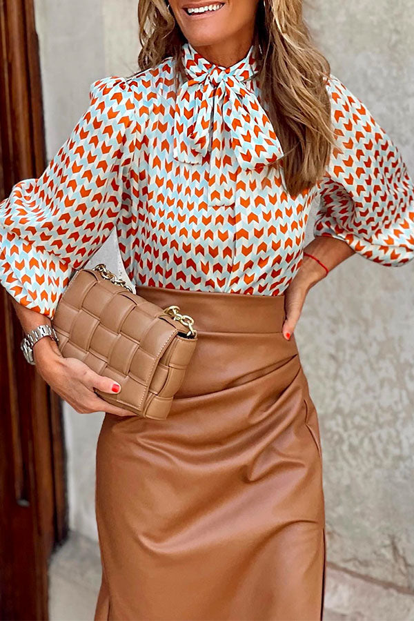 Bluse mit Hahnentrittmuster, Schleifendetail am Ausschnitt und langen Ärmeln