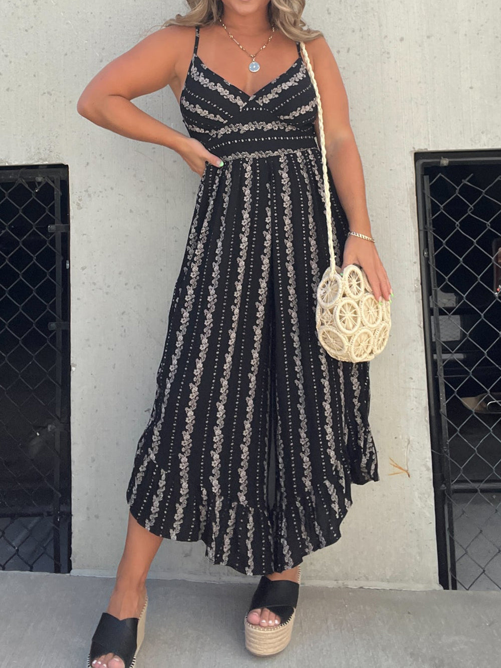 Mono bohemio sin mangas con estampado, escote en V y pantalones anchos