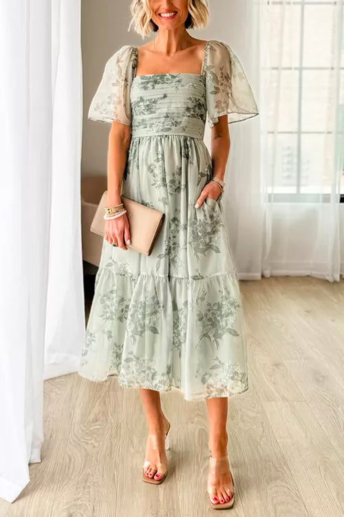 Vestido midi floral con cuello cuadrado, manga corta y fruncido