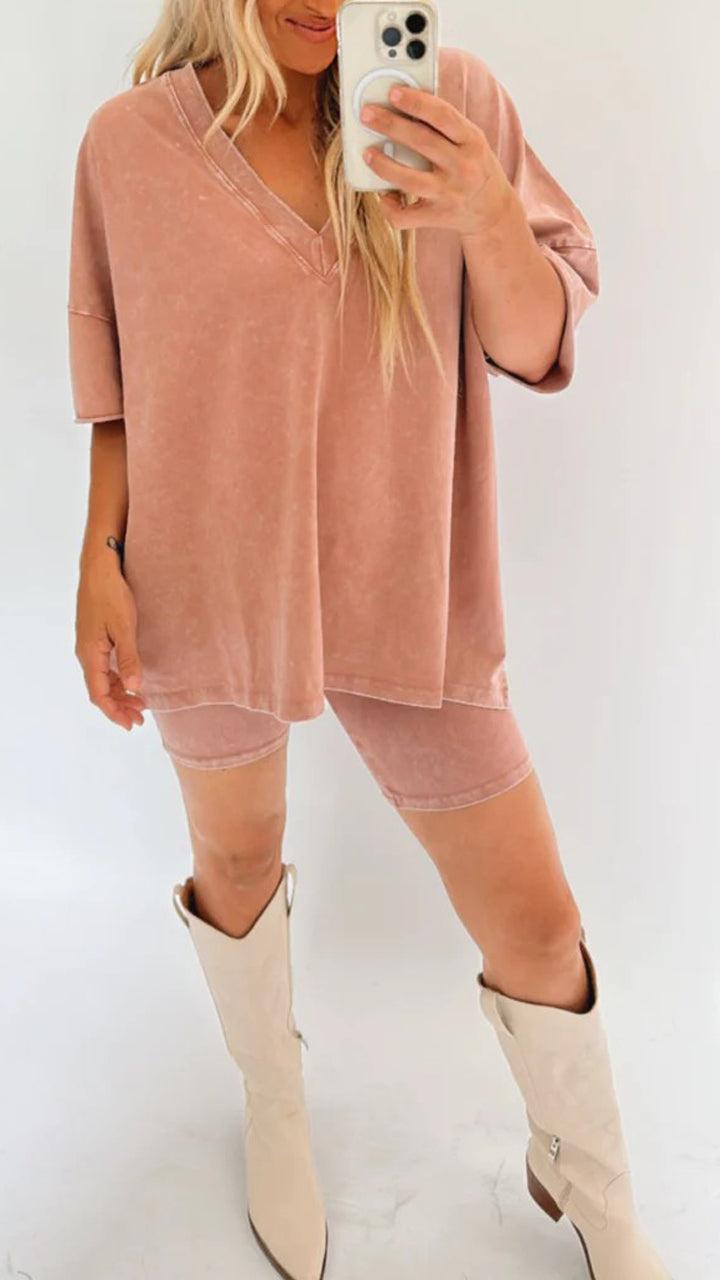Conjunto de camiseta de manga corta con cuello en V y shorts biker lavados para verano  