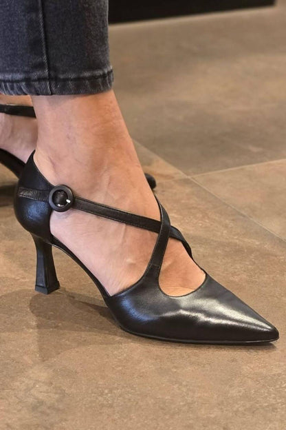 Zapatos de tacón medio con punta y correas cruzadas de cuero