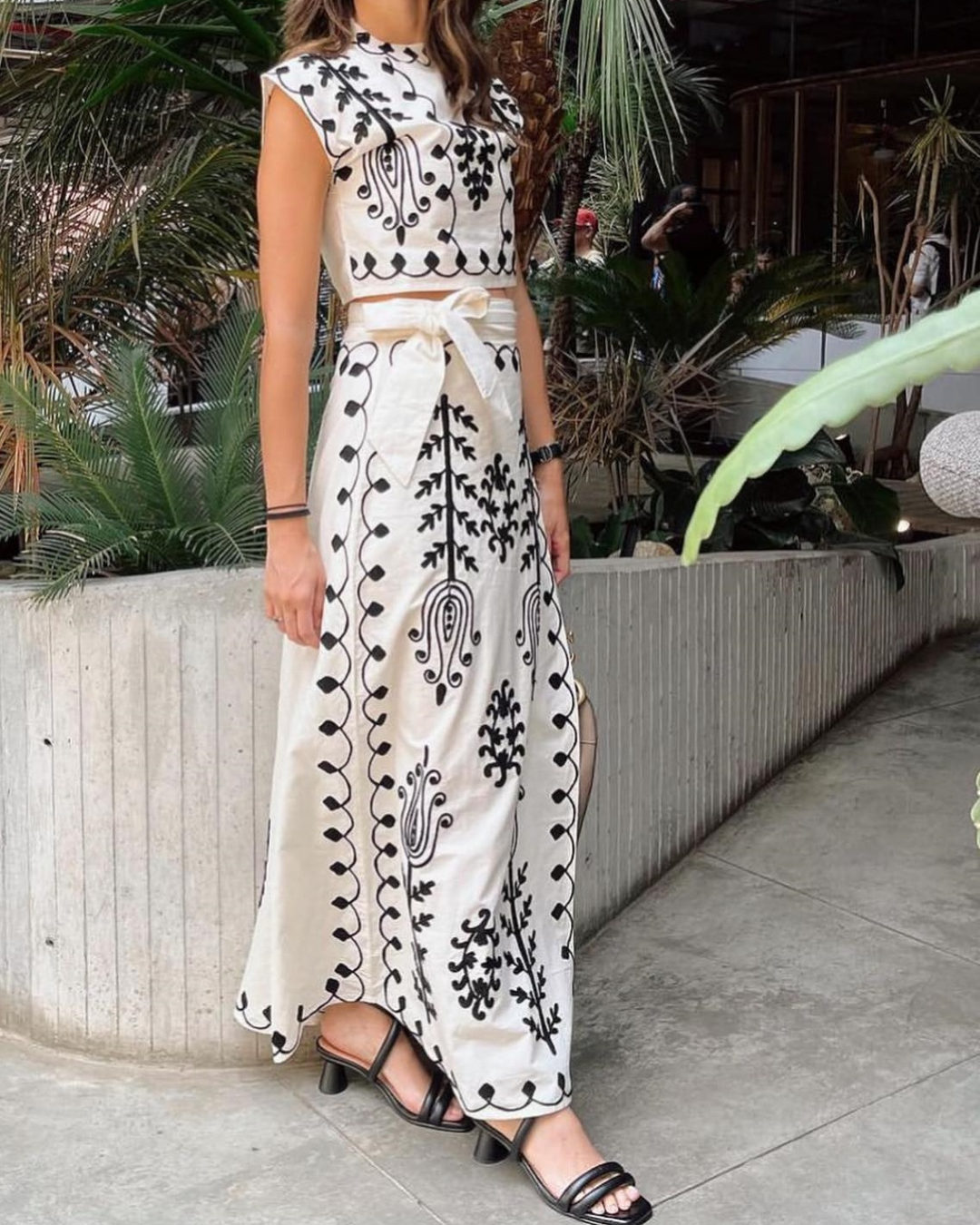 Set bestehend aus besticktem Crop Top mit hohem Ausschnitt und Maxirock mit Bindebund