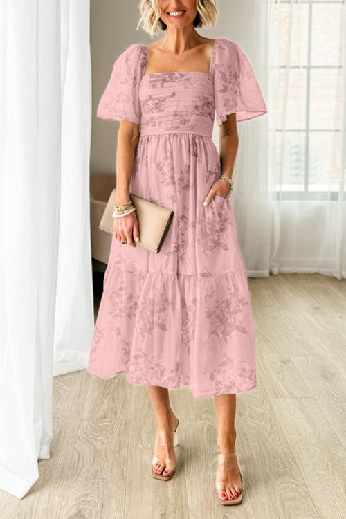Vestido midi floral con cuello cuadrado, manga corta y fruncido