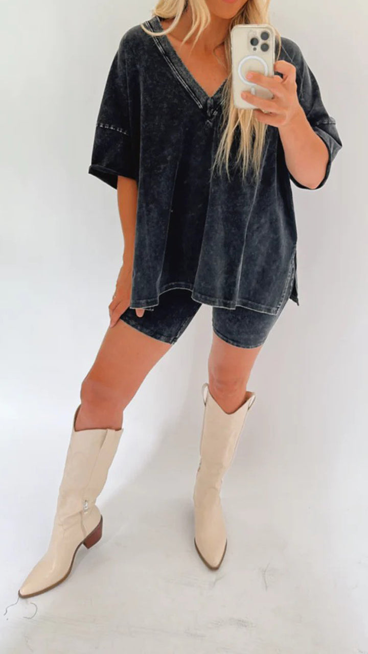 Conjunto de camiseta de manga corta con cuello en V y shorts biker lavados para verano  