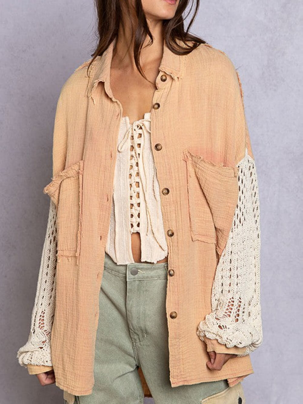 Oversize-Hemdbluse mit durchgehender Knopfleiste, Rohkante und Häkelärmeln