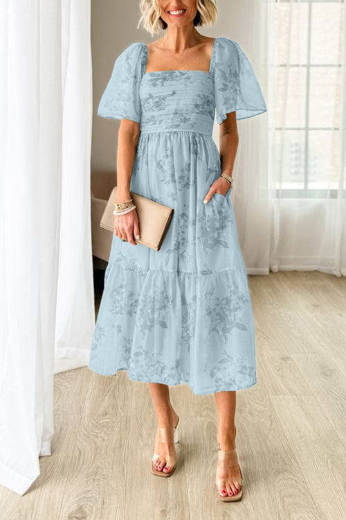 Vestido midi floral con cuello cuadrado, manga corta y fruncido