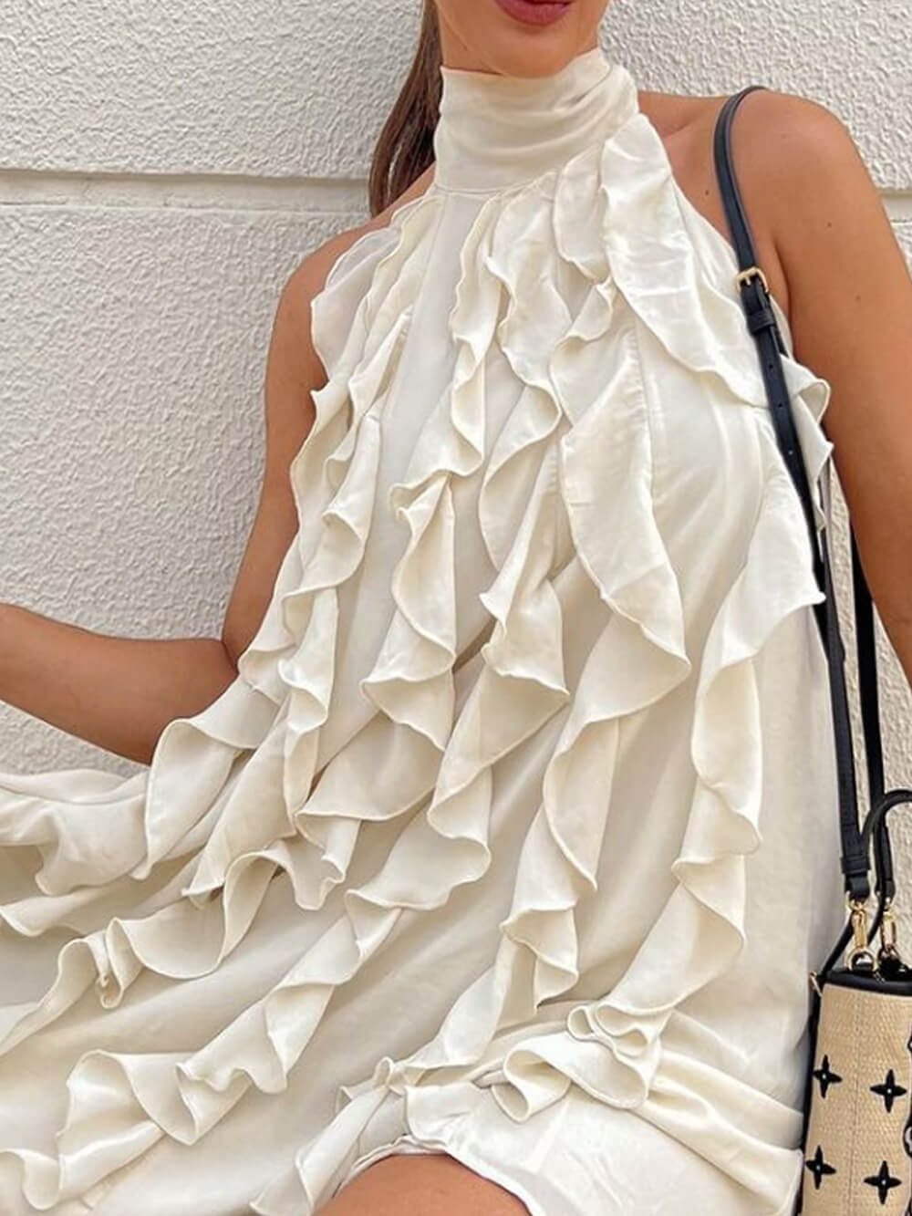 Schwingendes Kleid mit hohem Kragen, Rüschenbesatz und Bindebändern im Rücken