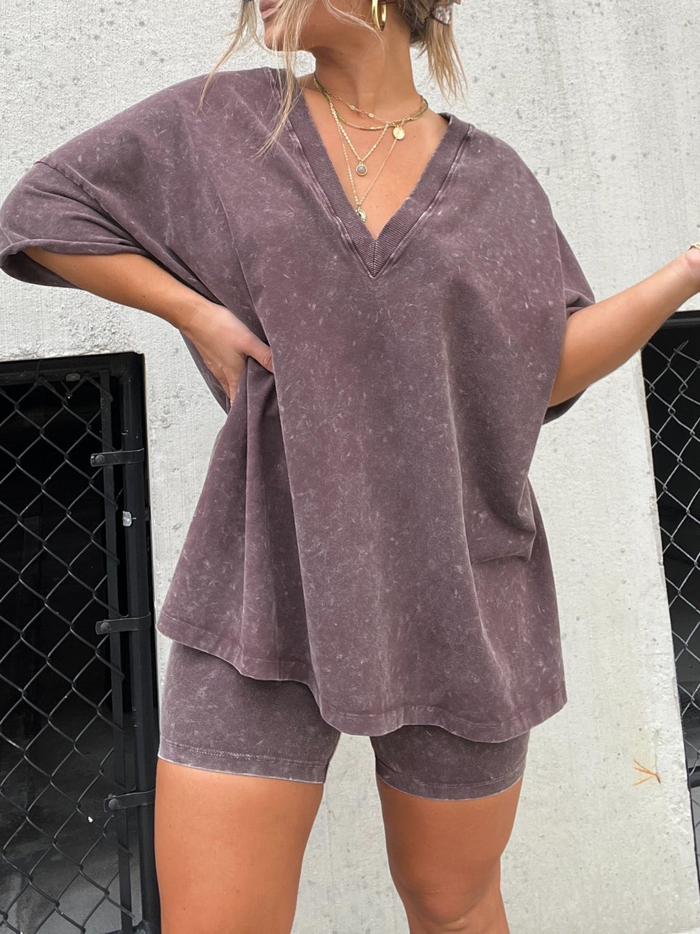 Conjunto de camiseta de manga corta con cuello en V y shorts biker lavados para verano  