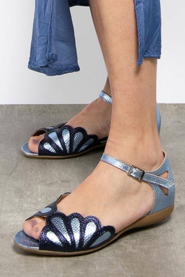 Metallic-Sandalen mit Wellenmuster und Knöchelriemen [Vorbestellung]