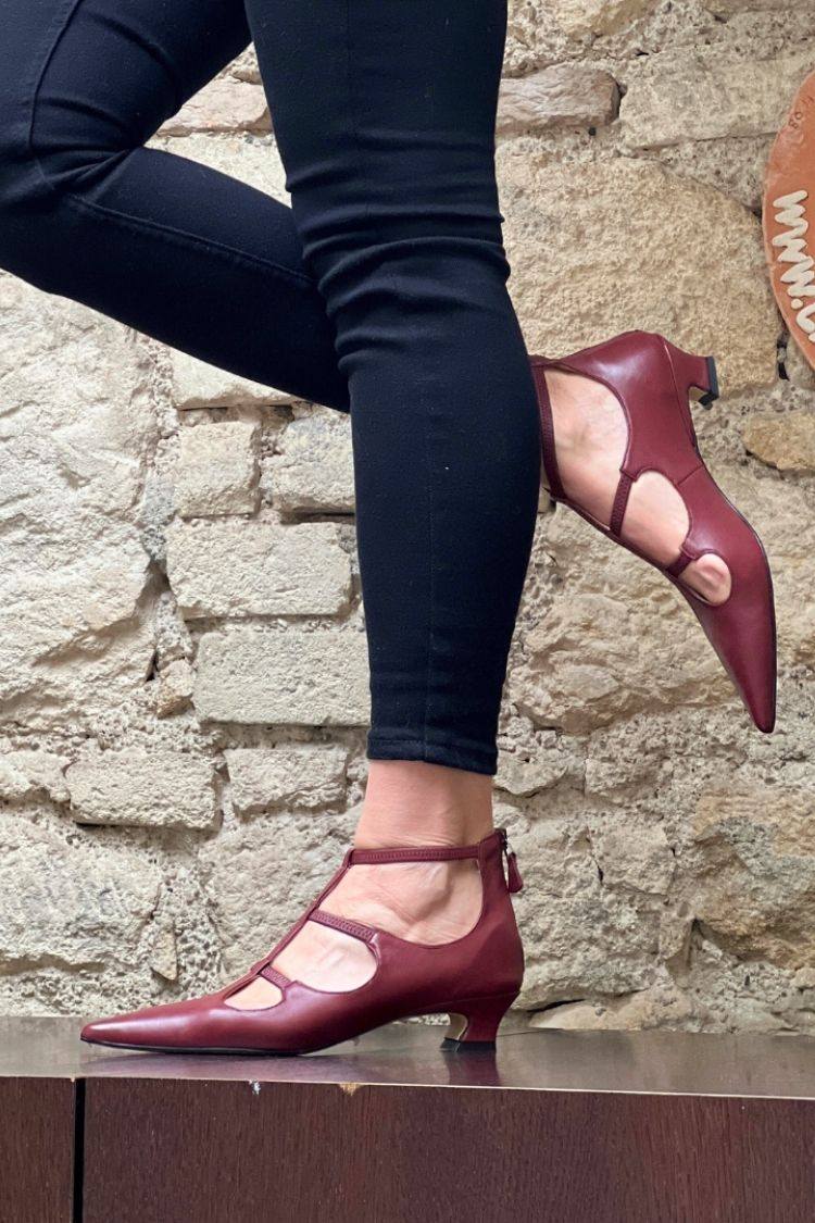 Kunstleder-Riemchen-Pumps mit Ausschnitten [Vorbestellung]