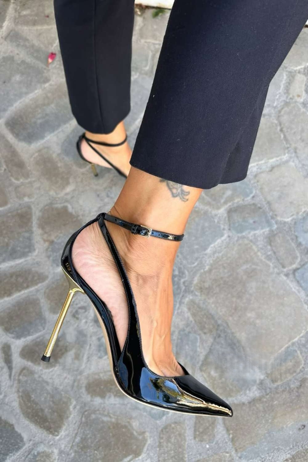 Lackleder-Stiletto-Heels mit Knöchelriemchen