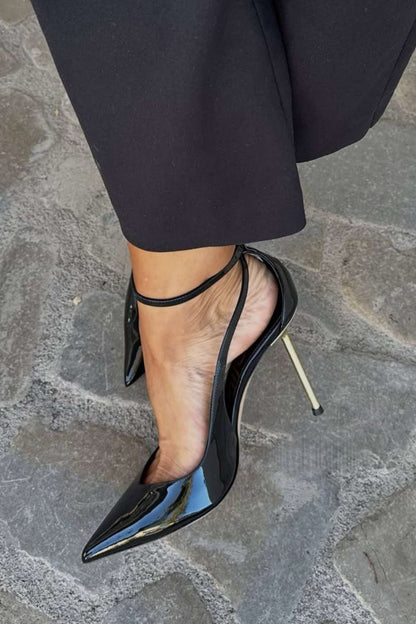 Lackleder-Stiletto-Heels mit Knöchelriemchen