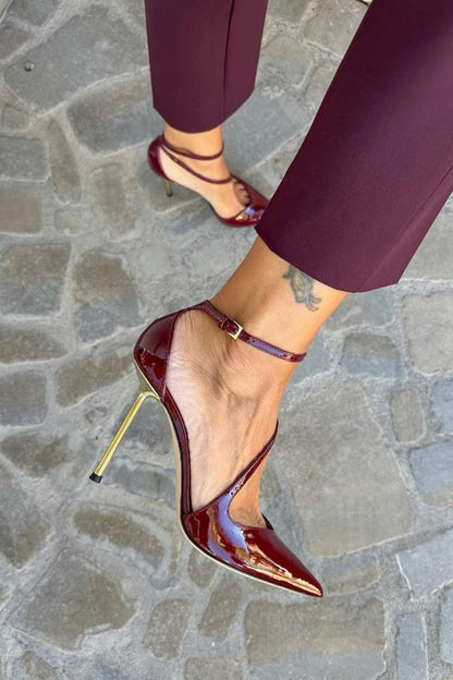 Lackleder-Stiletto-Heels mit Knöchelriemchen