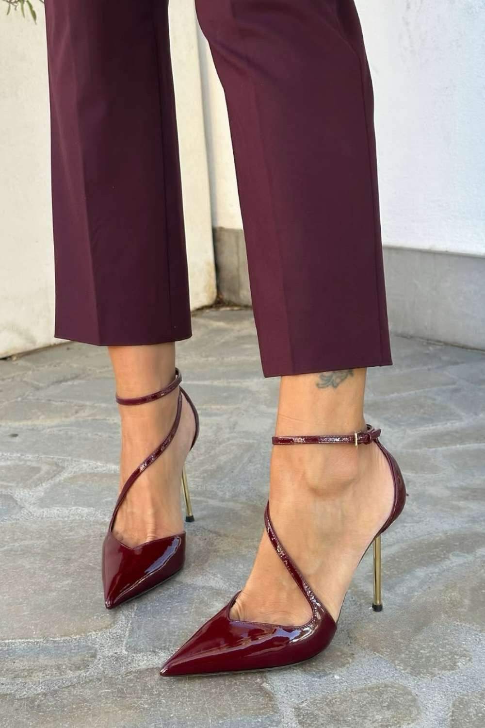 Lackleder-Stiletto-Heels mit Knöchelriemchen