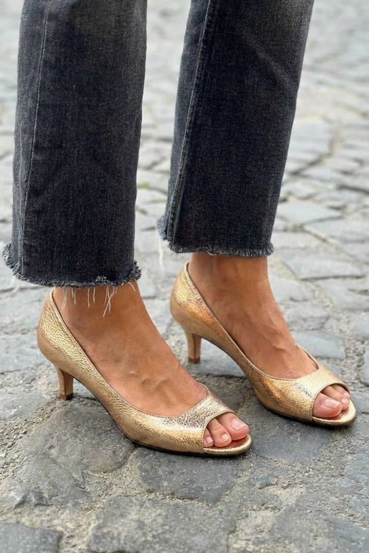 Metallic Kitten Heels mit offener Schuhspitze